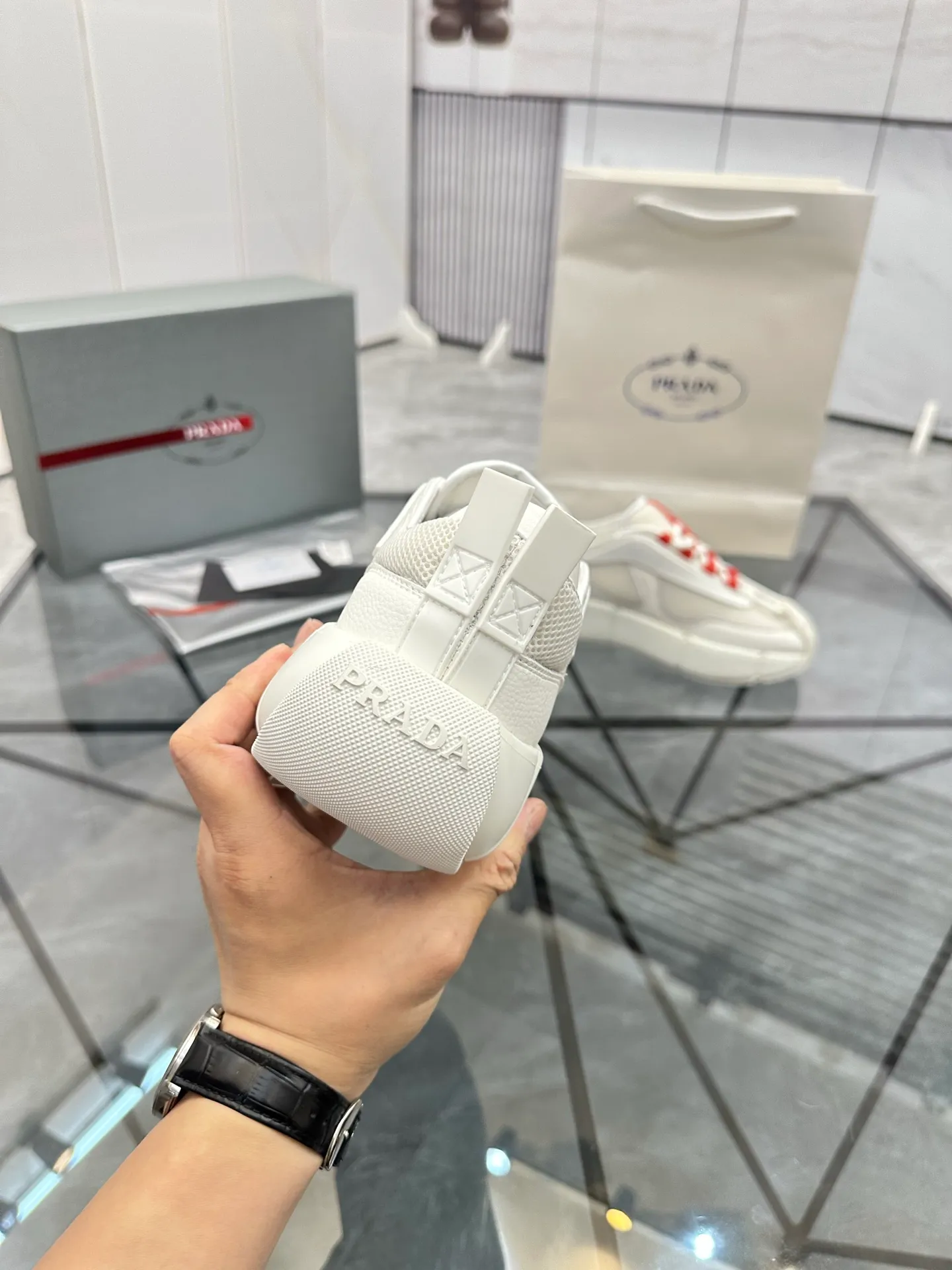 Men's shoes: 💰P500¥ High-end, complete package Product trademark: Prada *"Prada*" low-top casual shoes Regular size: 38-44 (can be customized to 45.46) Couple style Product materials: Upper imported cowhide stitched with original fabric, sheepskin lining, original outsole. Number: 846